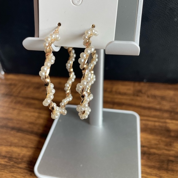 Faux pearl and gold braided hoop earrings - Picture 2 of 3